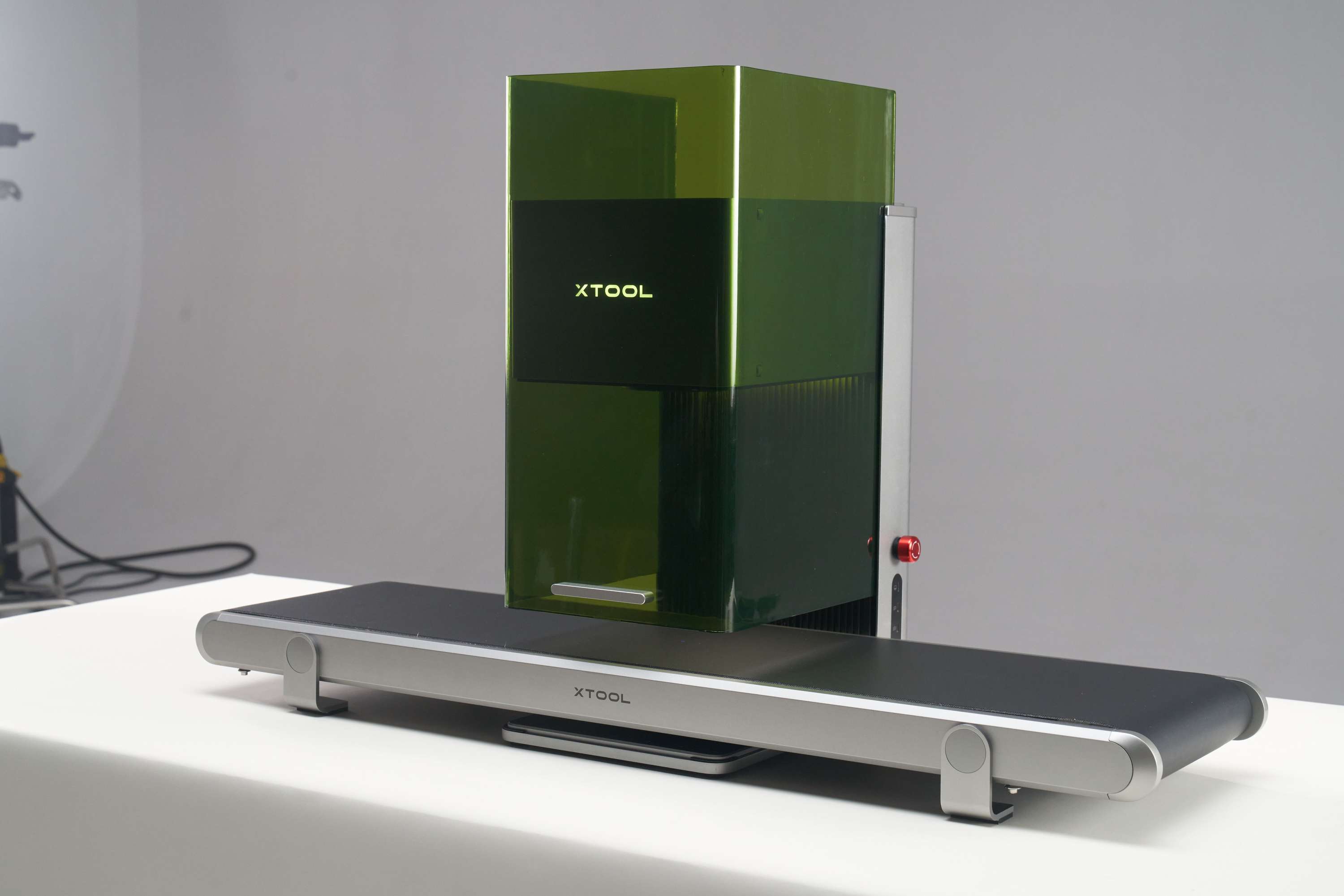 xTool F1 Ultra - 20W Faser- und 20W Diodenlaser + Förderband